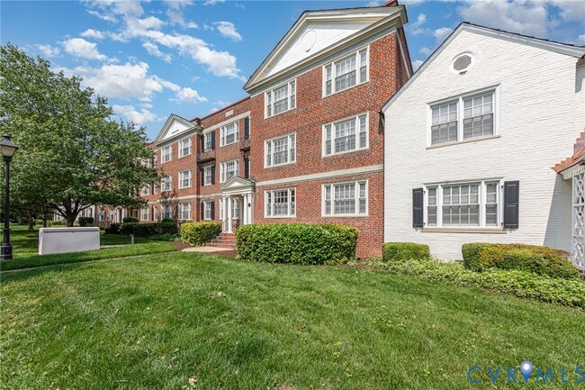24 W Lock Ln