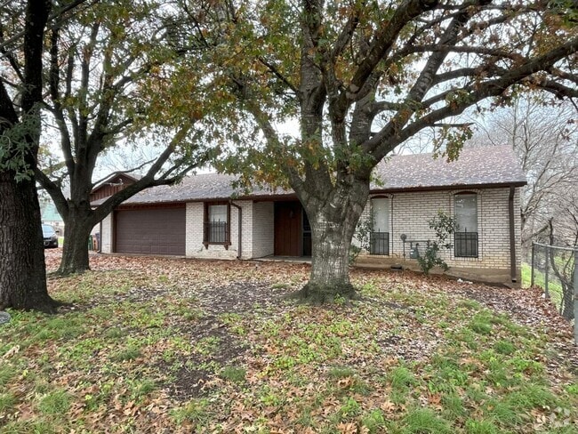 Building Photo - 2/2 WITH TWO Car Garage in GREAT Location Rental