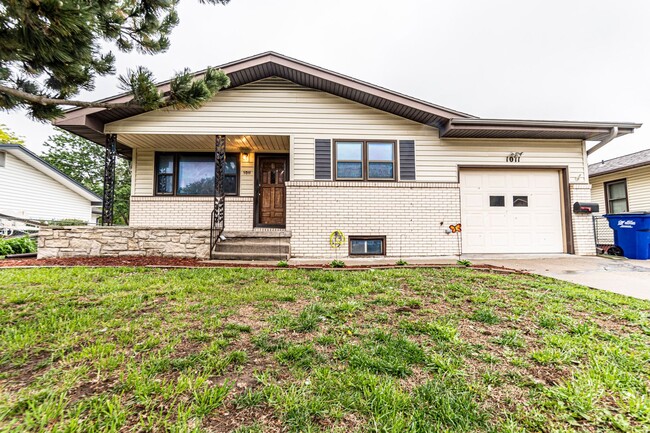 Fenced in yard! - Fenced in yard! House