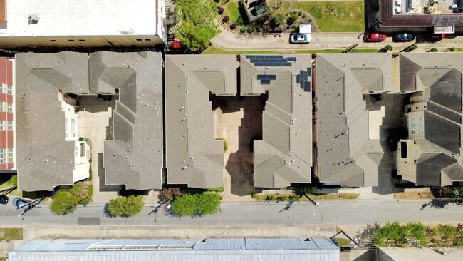 Photo - 825 Rosine St