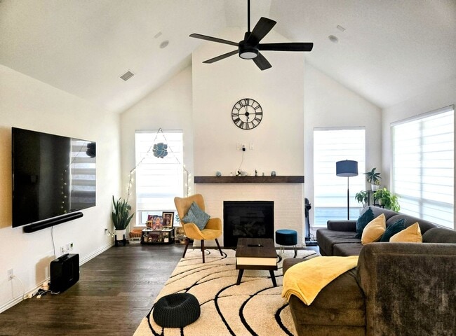 Photo - 536 Cedarwood St