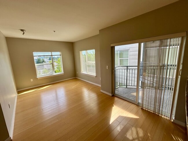 Building Photo - Gorgeous 2 bed 2 bath apartment in desirable University District area AVAILABLE NOW! Unit 506