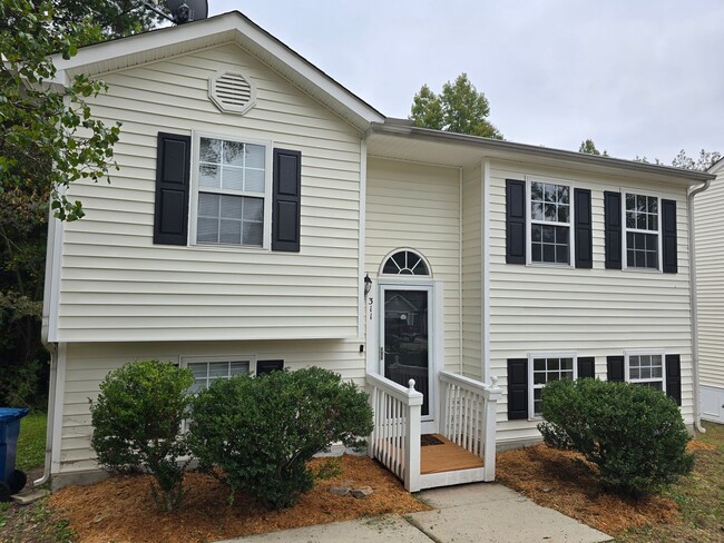 Spacious 3-Bedroom Split Level in Durham c... - Spacious 3-Bedroom Split Level in Durham c... House