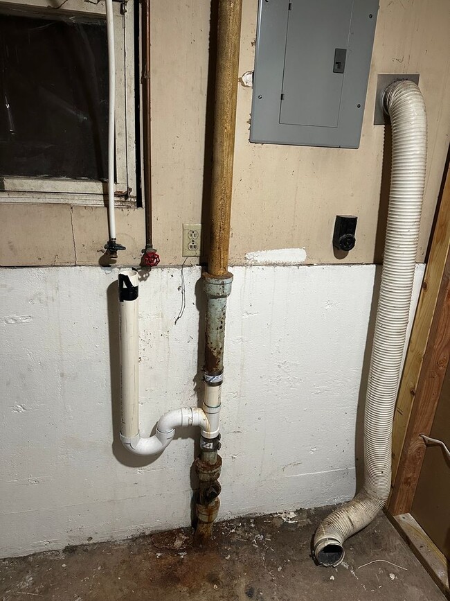 Building Photo - Recently Remodeled 3 Bed 2 Bath with Additional Finished Room