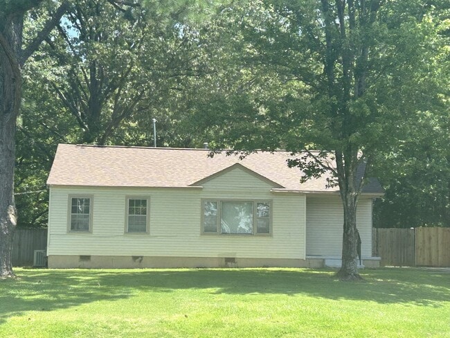 Building Photo - Adorable 3 bedroom, 1 bath home in the Mac...