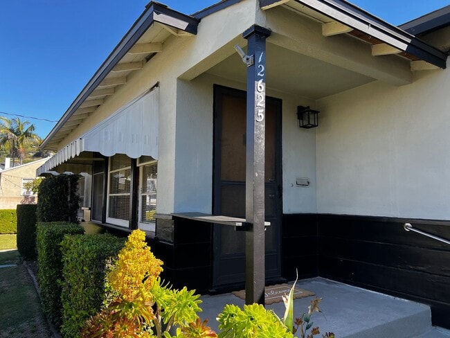 Photo - 2 Bedroom 1 Bath Duplex for Rent in Uptown Whittier