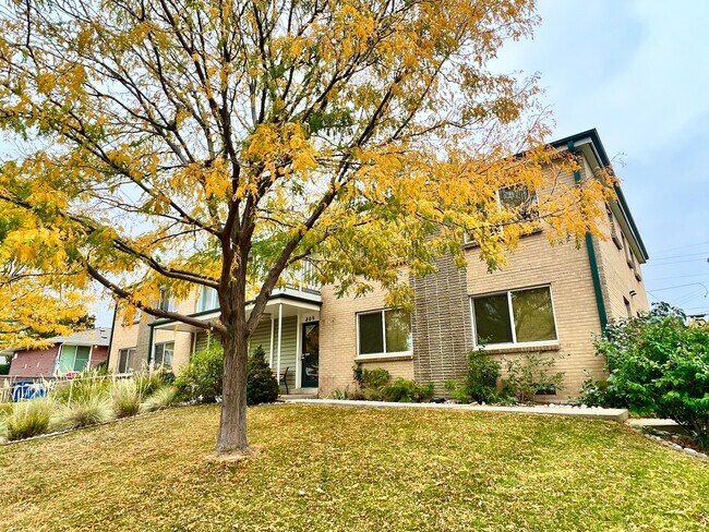 Experimente la belleza y la calidez de esta encantadora casa, ubicada entre coloridos árboles otoñales. - Oak Street Apartments