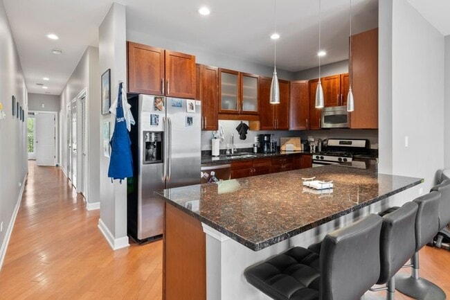 Photo - Stunning 2 Bed 2 Bath in the Ukrainian Village area Unit 3