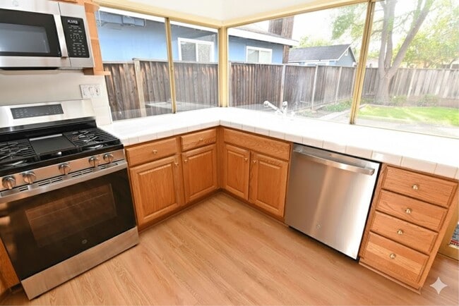 Photo - 4 bedroom 2 bathroom home near Kaiser Hospital!