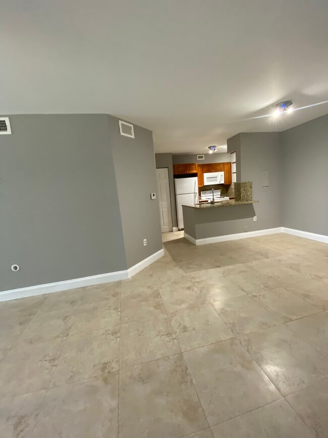 Building Photo - 2820 N Oakland Forest Dr Unit 102 Rental
