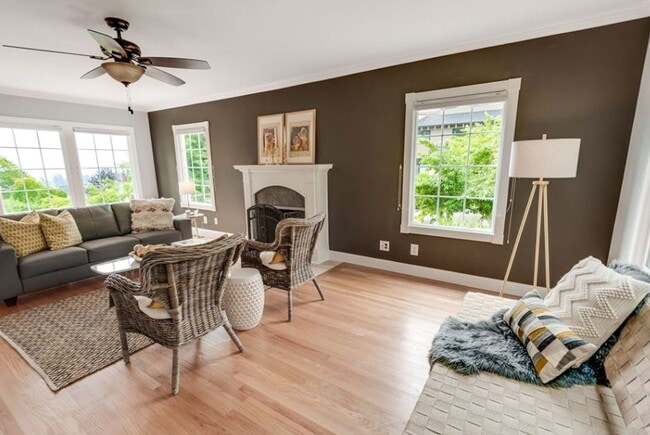 Spacious 4BR Capitol Hill Home with Lake W... - Spacious 4BR Capitol Hill Home with Lake W...