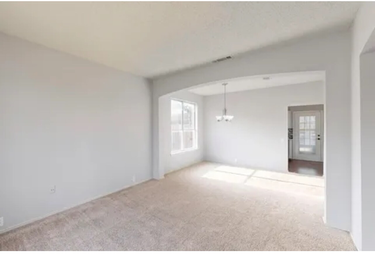 Photo - 907 Waterford Way