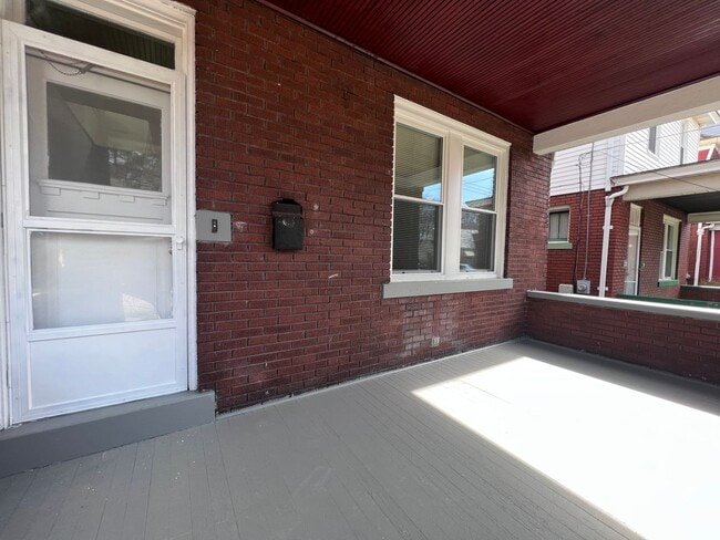 Building Photo - 2BR 2 Bath house with detached 2 door garage!