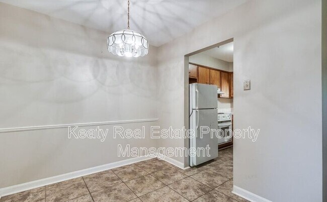 Photo - 211 Versailles Blvd