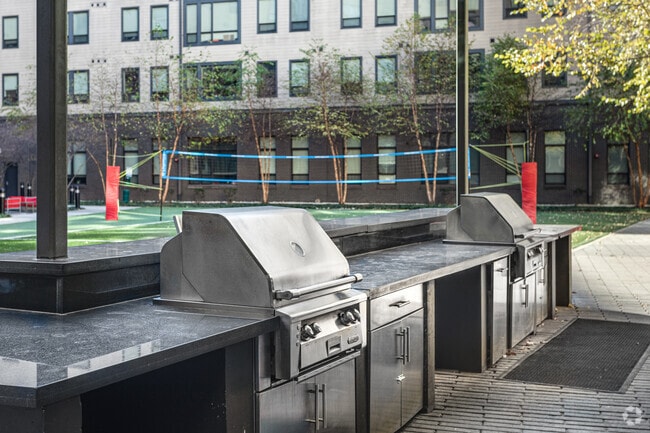 Building 2 Courtyard - Terrapin Row