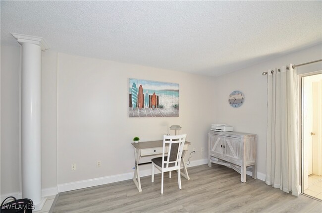Photo - 555 Park Shore Dr Unidad B-311 Rental