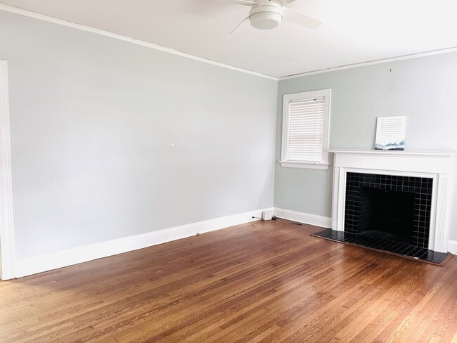 Photo - 711 Kenan St W