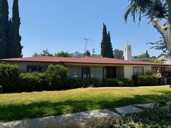 Building Photo - Alhambra 3 bedrooms, 2 baths single house