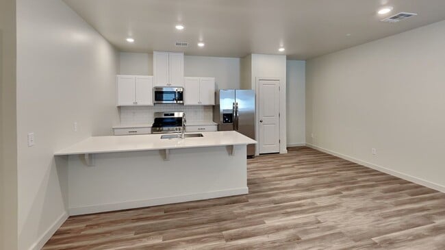 Building Photo - Luxury 3 Bedroom 2 Bathroom Duplex in Bethany, Ok with lawn care included-**Leasing Special**