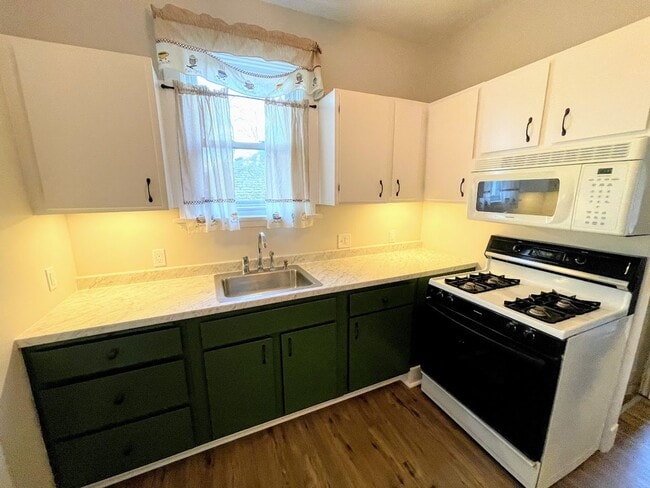 Building Photo - 3 bed 1 bath - great Brentwood location, central air, nice updates