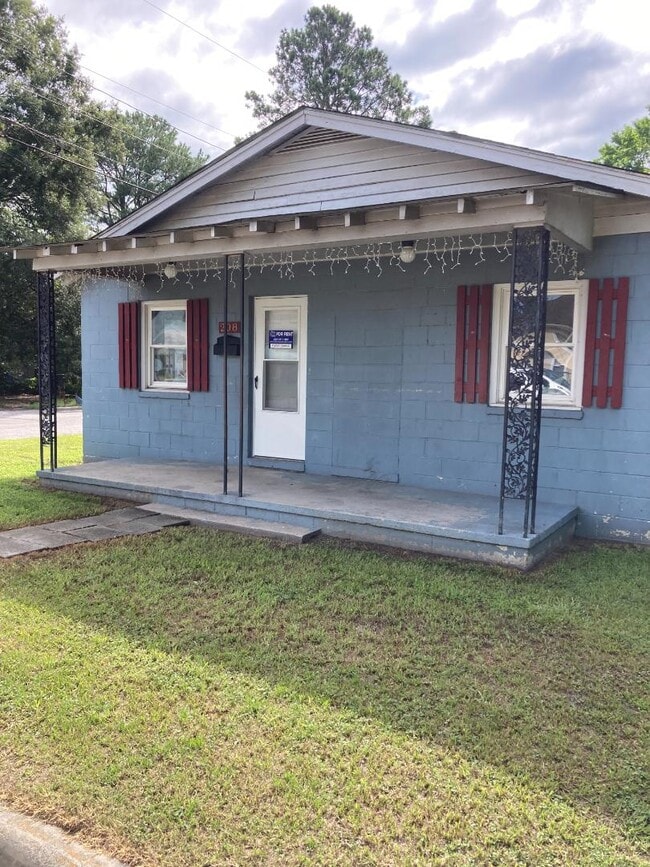 Building Photo - 208 Wainwright Ave E Rental
