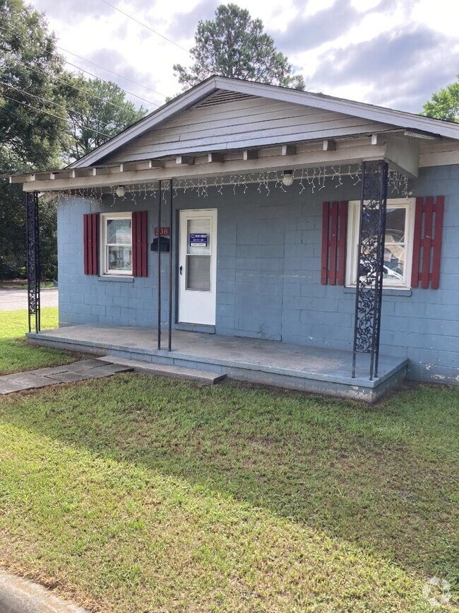 Building Photo - 208 Wainwright Ave E Rental