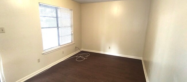 Photo - Spacious 2 Bedroom, 1 Bath Apartment on Er... Unidad 203A