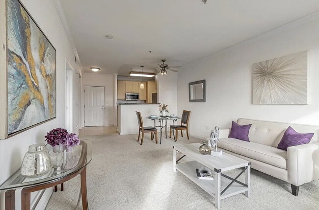 Building Photo - 1-bedroom, 1-bathroom top-floor corner unit condo offers comfort & convenience.