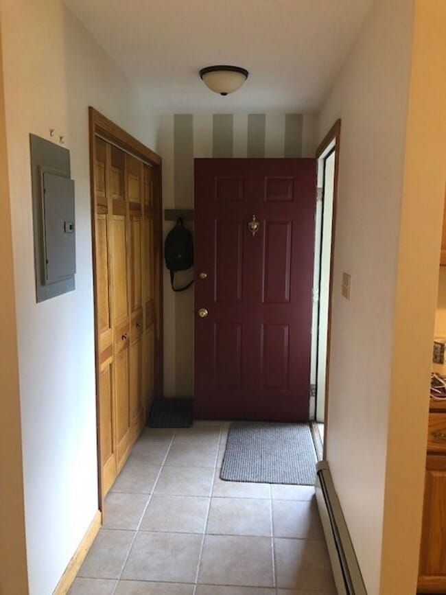 Building Photo - Spacious 2BR/1BA Condo Available February 15th!! - Great Residential Location!