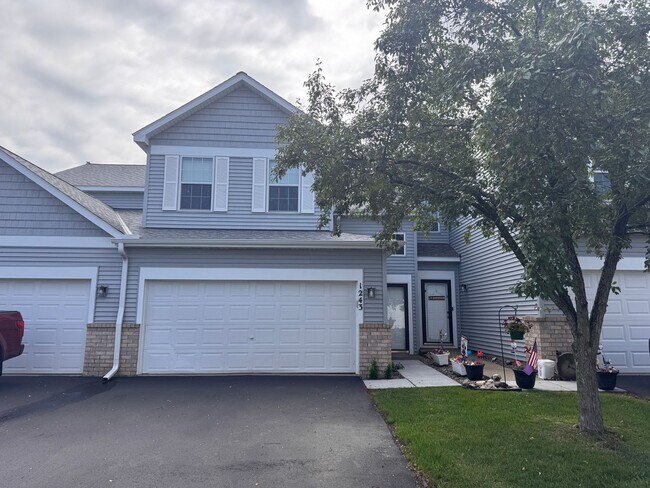 Building Photo - Luxurious 3 Bedroom, 2 Bathroom GORGEOUS townhome!