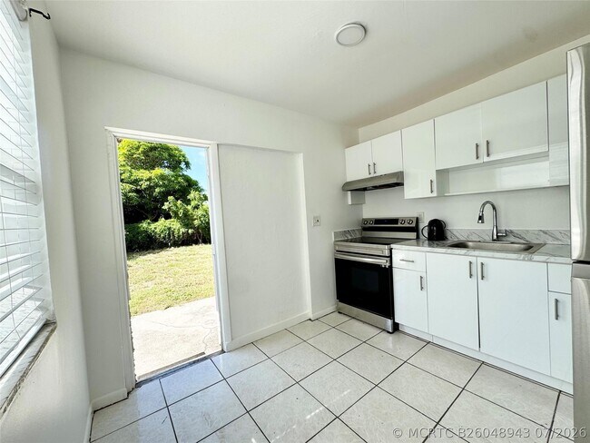 Photo - 147 W 17th St