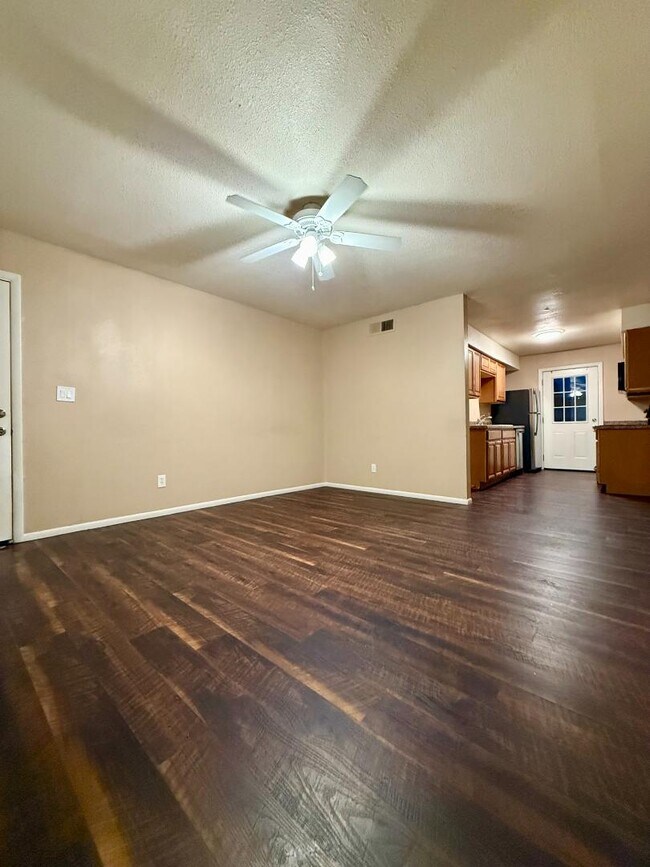 Photo - 825 E 5th St