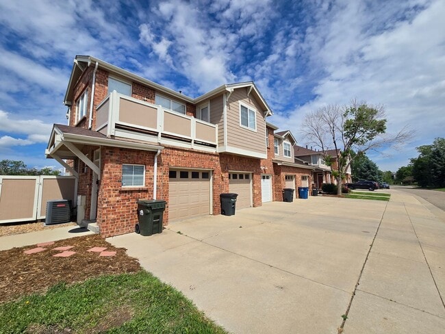 Building Photo - Immaculate well maintained 2 bedroom end-unit condo with easy access to Boulder and Denver Unit 202