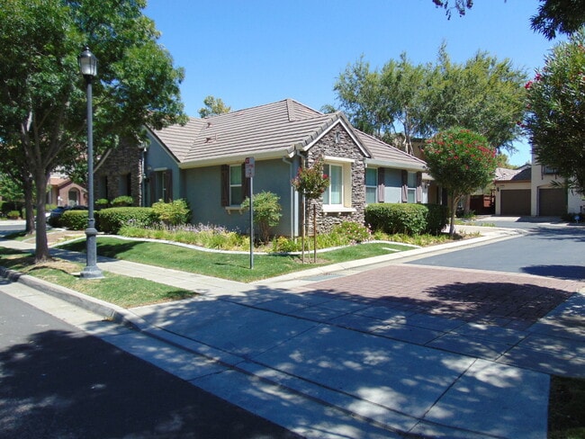Building Photo - Beautiful 3 bed 2 Bath Home in Mountain House