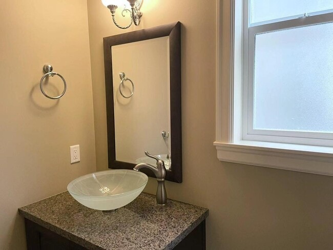 Photo - 2557-2164 164 St