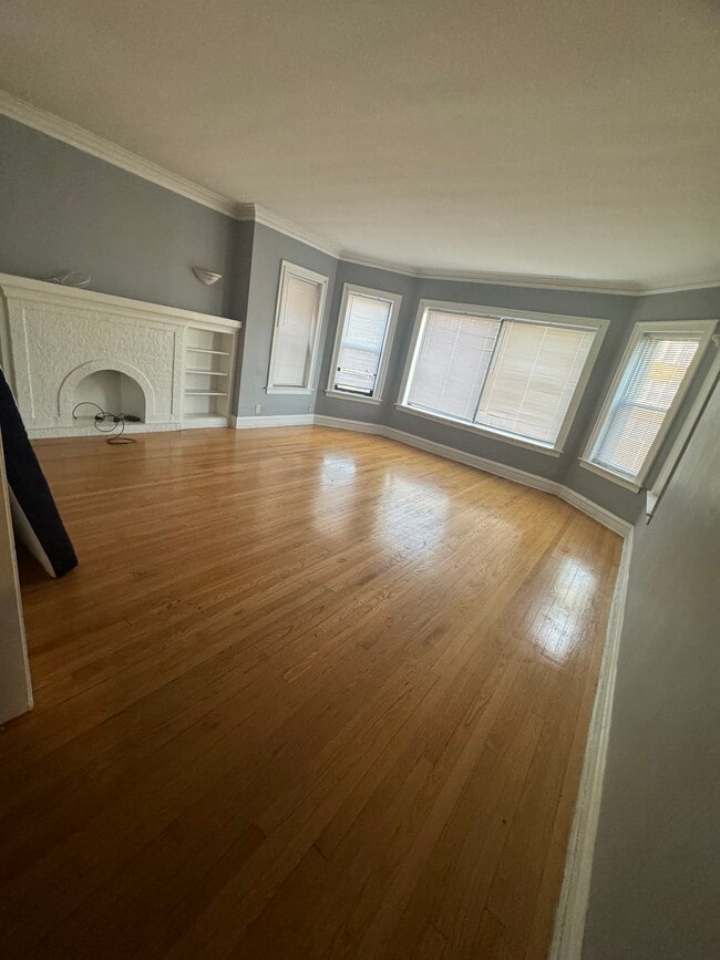Building Photo - 7925 S Vernon Ave Unit 3