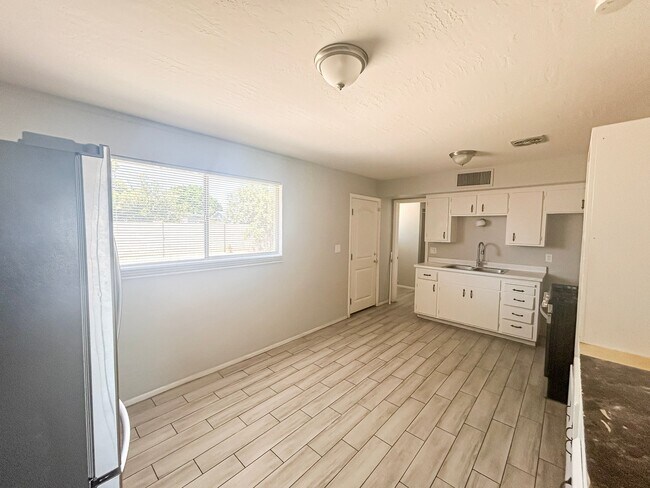 Photo - 1452 W 6th Dr