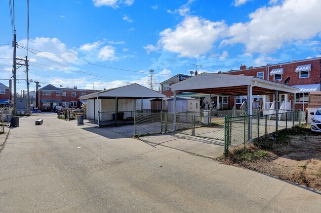 Building Photo - Completed Renovated Townhouse