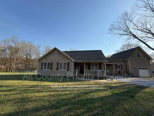 Building Photo - 2404 Pine Ln