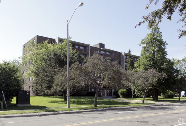 Building Photo - 1780 Bloor St E