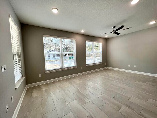 Photo - 215 Allen St