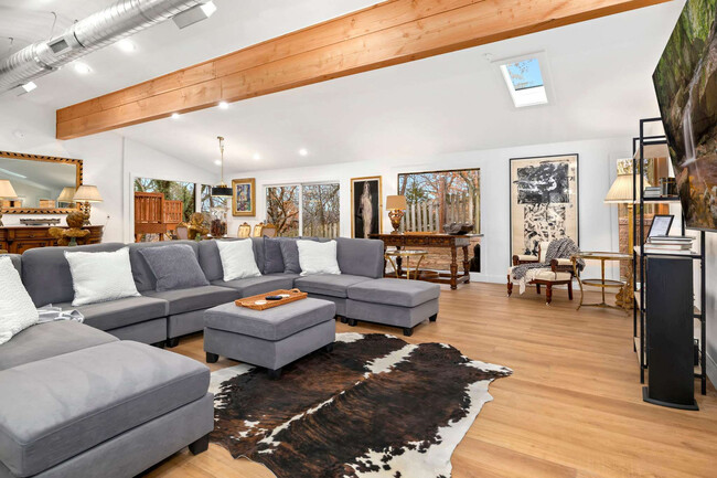 Building Photo - 1158 N Sunset Dr Rental