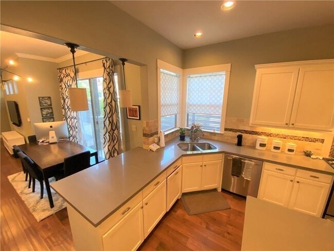 Photo - 926 E 54th St