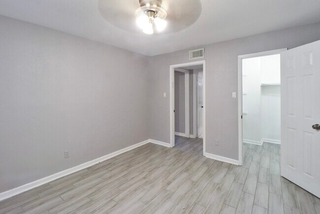 Building Photo - 5929 Queensloch Dr Unit 235