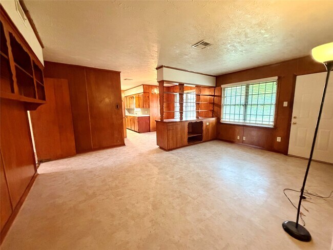 Photo - 6211 Schevers St