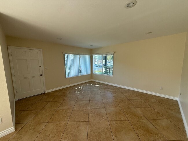 Photo - Must see !! 3 Bedroom Condo for Lease with...