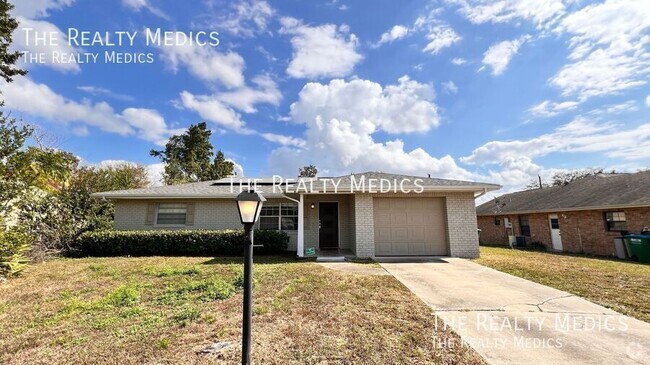 Building Photo - Charming 2-Bedroom Home with Solar Panels ...