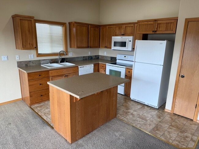 Photo - 3 Bed/2.5 Bath Townhome in NE Bend - Canoe Court Unit 2