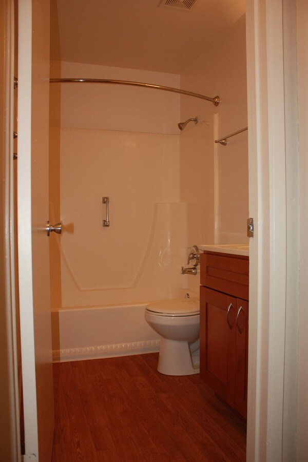 Baño - La Salle Manor Apartments