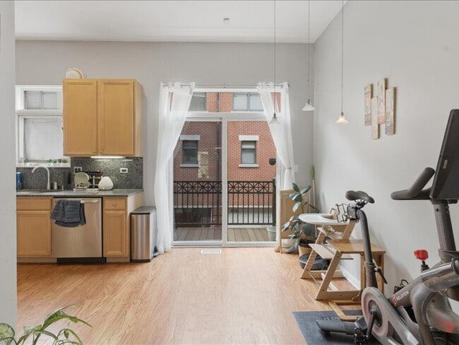 Kitchen/balcony - 842 W 15th Pl